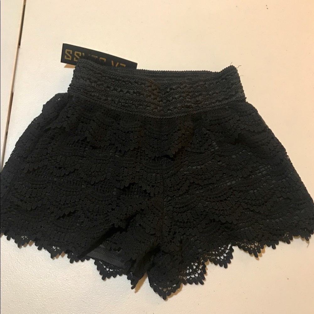 LA class Cathleen crochet short, black